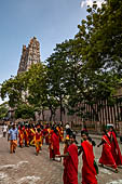 Street life around the Sri Meenakshi-Sundareshwarar Temple of Madurai. Tamil Nadu. 